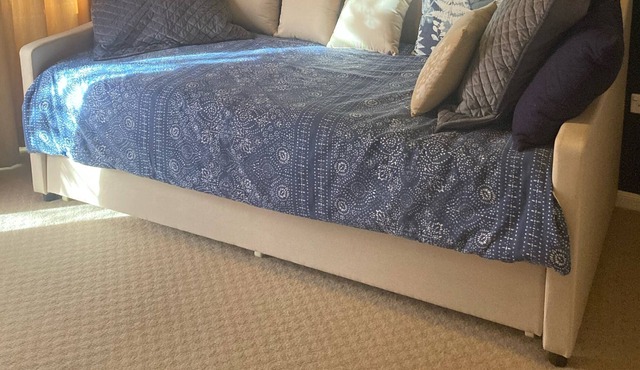 Private entry 1 bedroom unit attached to lodge. Walking distance to lake