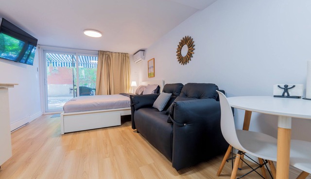 Private Entry Studio for 4/Parking+ Full Kitchen
