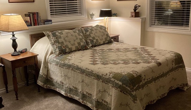 Private entry to quiet private suite for 2 at alpaca farmhouse