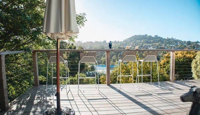 Private escape-Walk to cafes, attractions and lake