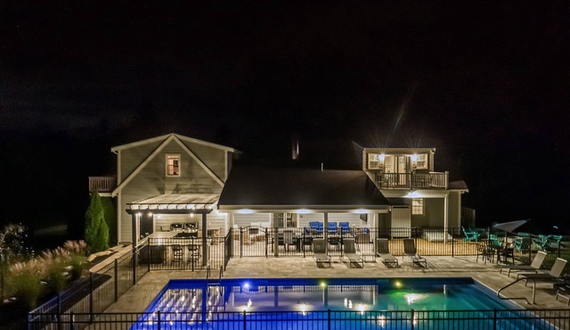 Private Estate, heated pool, outdoor Livingroom, kitchen, 11 bedrooms, sleeps 20