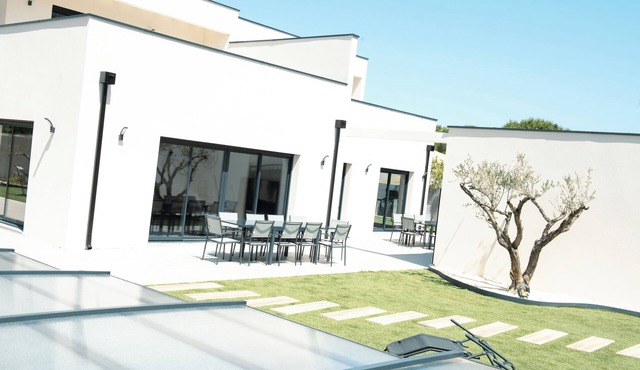 Private estate with 2 villas, 2 pools & jacuzzi – ideal for large groups