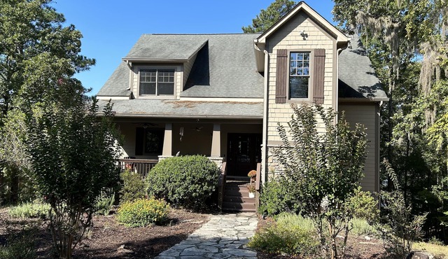Private executive lakefront retreat