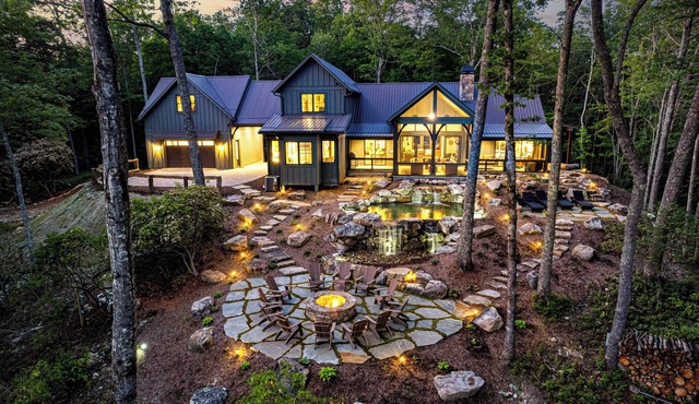 Private Falls-Hiking-View-King beds-Sauna-Pub-Chefs Kitchen-In Town & Private!