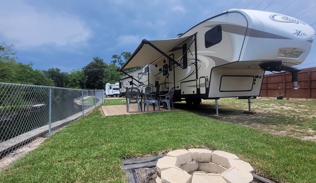Private Family Creekside RV Side+15 Min drive to Beach. Fenced Parking Lot