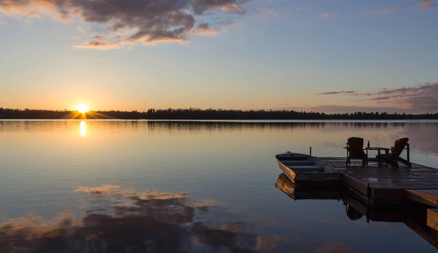 Private Family-Friendly lakefront Sunset views Shallow Water Sandy area for Kids