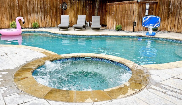 Private Family Heated Pool and Spa, 2 King Beds, Foosball, Game, Cornhole, Grill