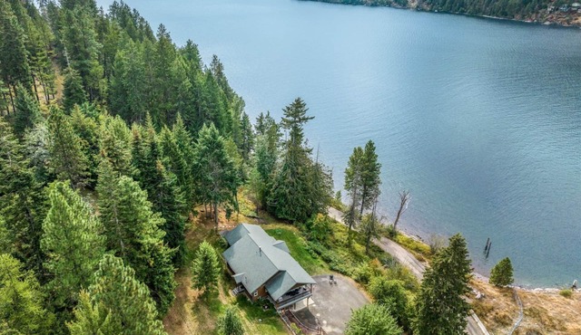 Private Family Home & Acreage on Garfield Bay