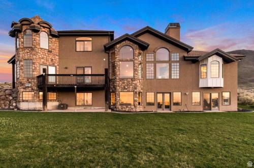 Private Family Home with Hot Tub