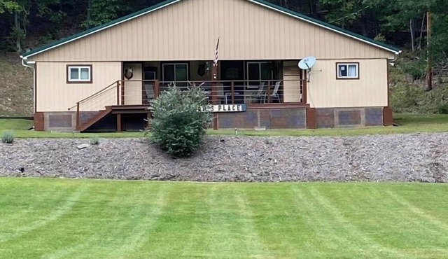 Private family lodge on 42 serene acres- 15 minutes to Penn State- Centre County