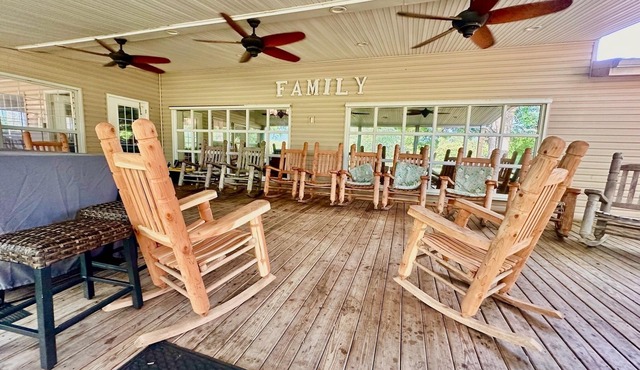 Private Family Mini Resort! Pool, Gym, Pool table, foosball, volleyball, Lake +