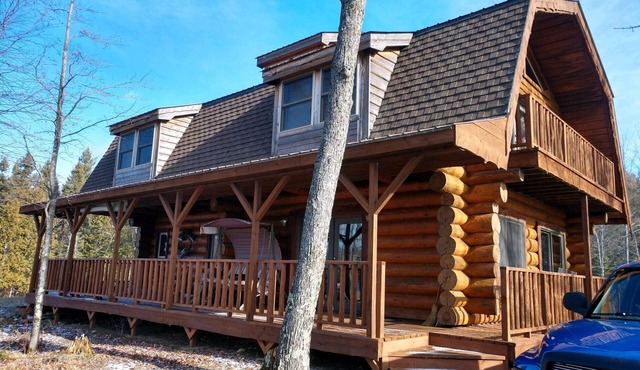 Private, Family/Pet-Friendly, Log Cabin on Waterfront Chicaugon Lake Property.