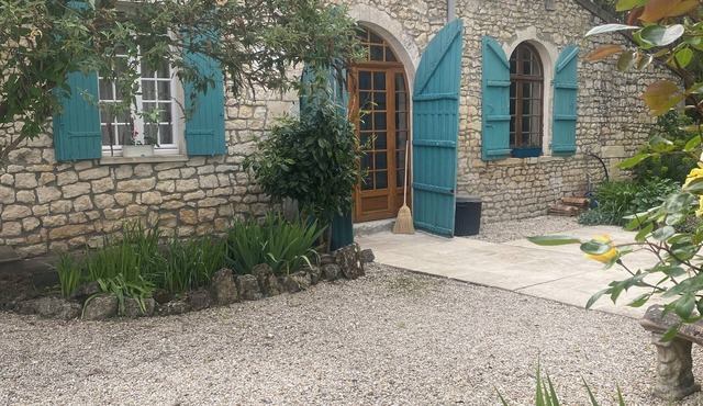 Private family retreat, 30 mins from beach. Bordeaux and Cognac 45 mins. Pool.