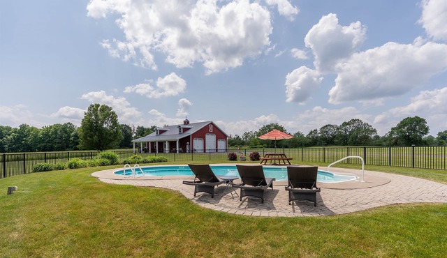 Private Family Retreat, Pool, Pickleball, 10 acres, 15 Min. from Rochester