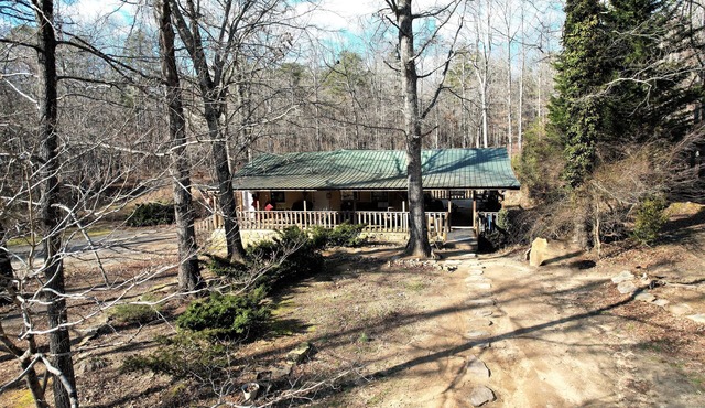 ❤️PRIVATE FAMILY RETREAT! SLEEPS 6! TRAILS, FIREPIT, FISHING POND, & MORE ❤️