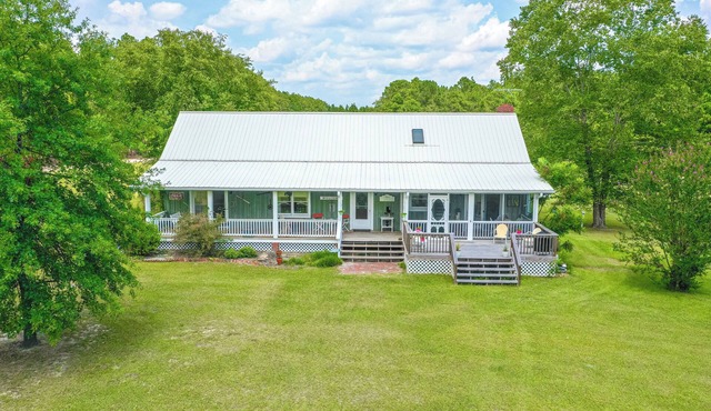 Private farm house minutes to the Carolina Horse Park!