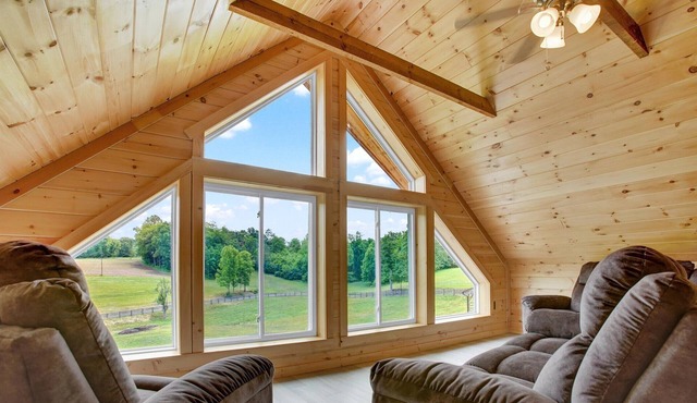 Private Farm Setting w/7-bedroom cabin & pond, Plus 3 acres of yard space