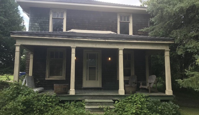 Private farmhouse w/claw foot tubs, firepit and walking trails