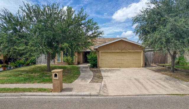 Private Fenced Backyard Pet Friendly Minutes to Shopping, Dining