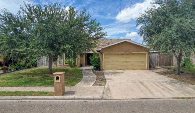 Private Fenced Backyard Pet Friendly Mins to Malls