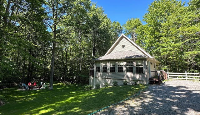 Private Fire Pit Patio, Outdoor Deck, and Heated Pool. Friday to Friday rental