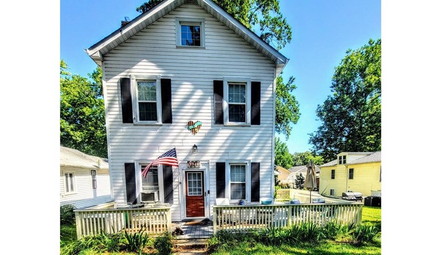 Private First Floor of Duplex Walking Distance to Everything!