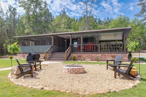 Private Fishing Pond! Secluded Enigma Retreat