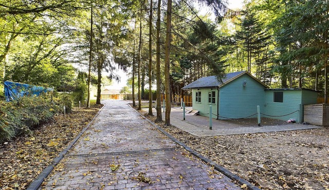 Private Five Bedroom Bungalow in Chertsey