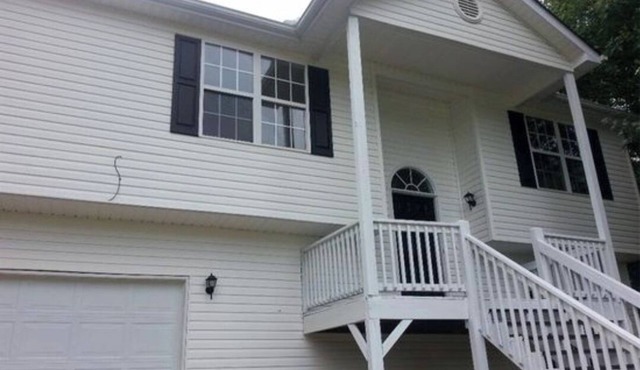 *Private Floor-Near Airport-2 Bd/1 Bath