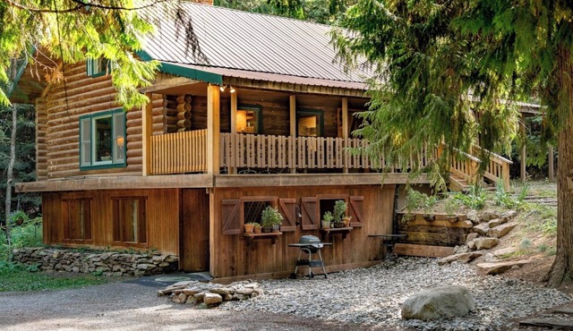 Private Forest Lodge Near Silverwood Theme Park - Sleeps 10