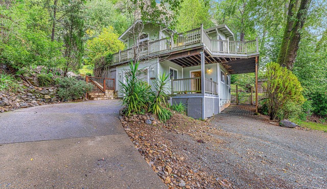 Private forest retreat across the road from Russian River, close to wineries