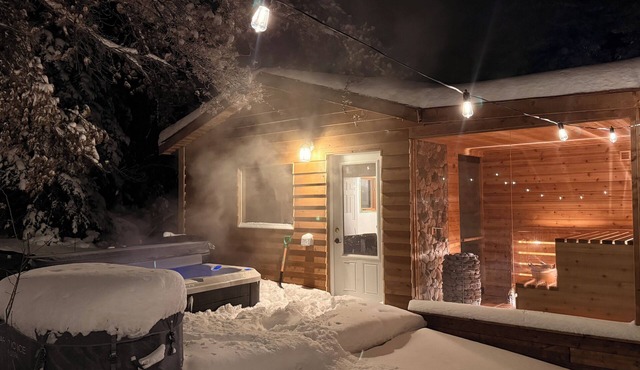 Private Forest Spa Retreat: Sauna, Hot Tub & Pool