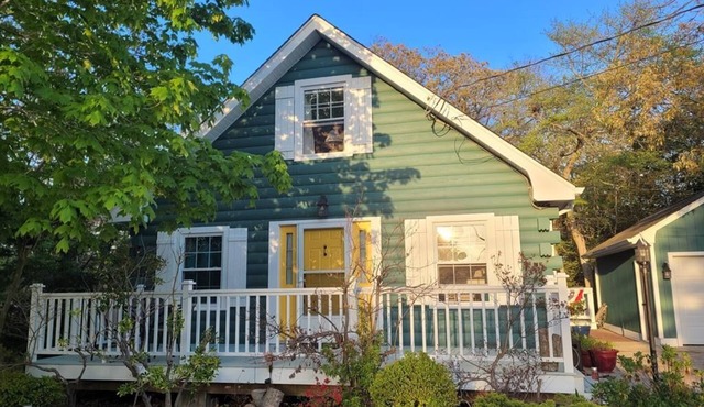 Private forested log cabin steps from the Bay - pet friendly