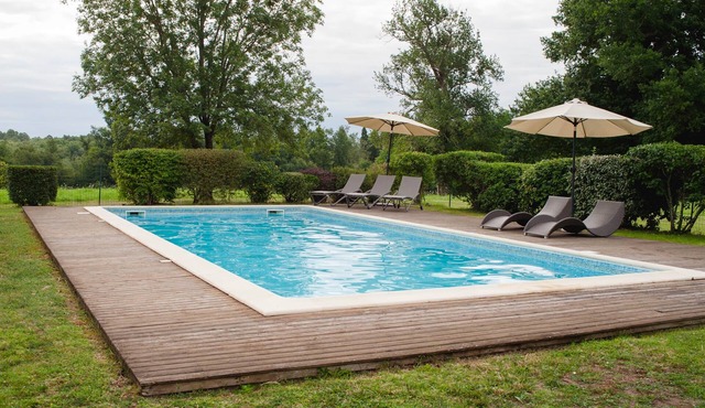 Private estate for 28 people with heated swimming pool