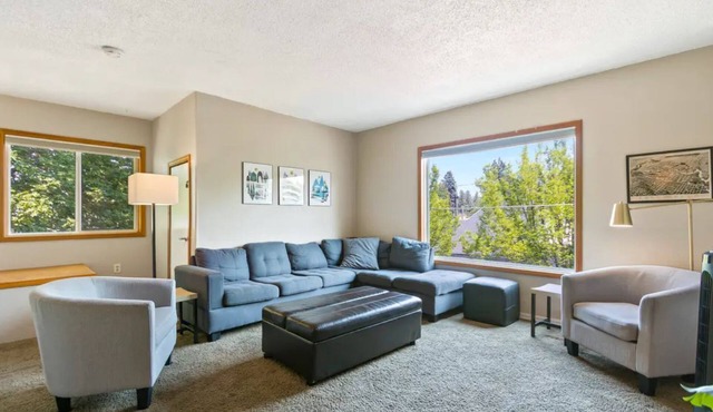 Private full-floor upstairs 2 bedroom apartment @13th & Grand