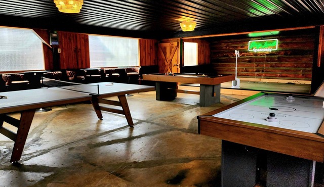 Private Fun Barn~Hot Tub~Pool Table~Karaoke