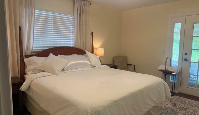 Private, furnished 2/1 home near hospitals/NKU with hot tub