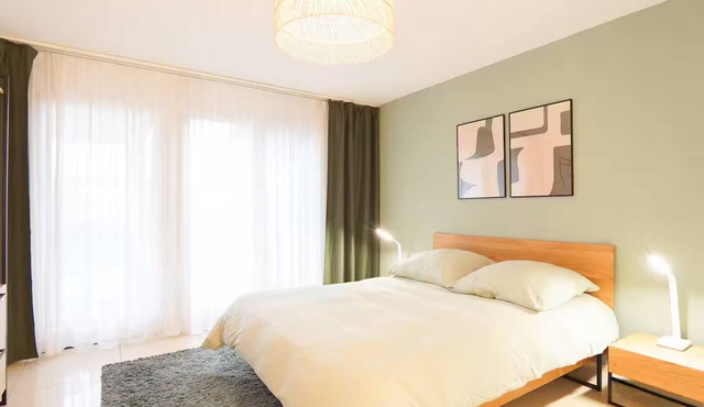 Private Garden 2BR Apt, 8 Mins to Airport +carpark