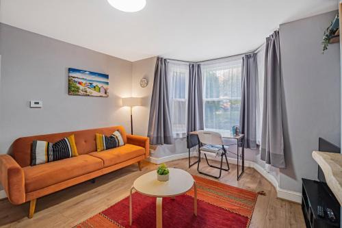 Private Garden Apartment by Tulse Hill Station - Pass the Keys