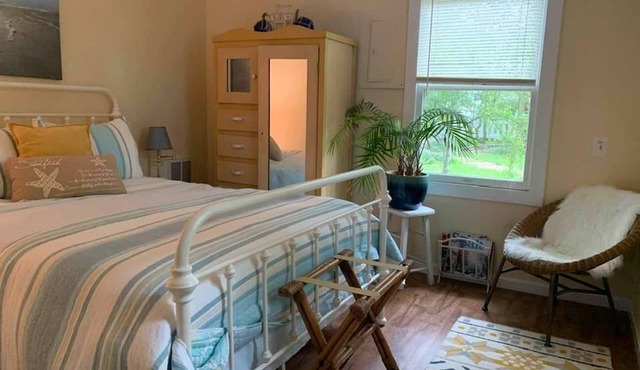 Private Garden Cottage in the heart of Historic Southport!