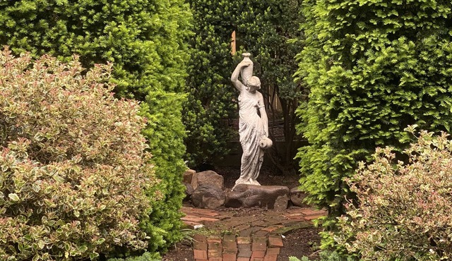Private garden cottage located in the heart of downtown.