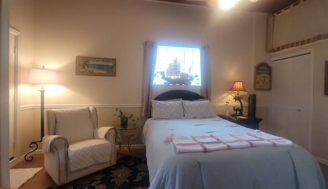 Private Garden Efficiency in Downtown Ocala. Close to Silver Springs.