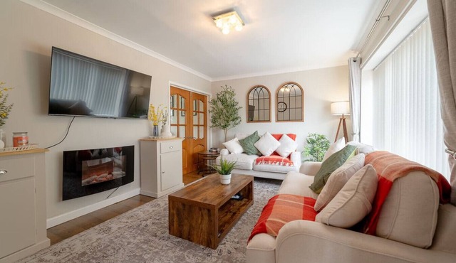 Private garden, free private parking and easy M62 access