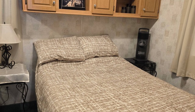 Private Garden home in Pahrump with AC, WiFi, washer/dryer near Death Valley