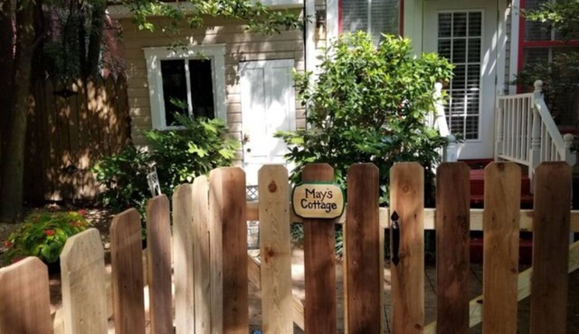 Private Garden, Jacuzzi Tub, Fireplace, In-Cottage Breakfast & Walking Distance to SoMa Are Just the Beginning!