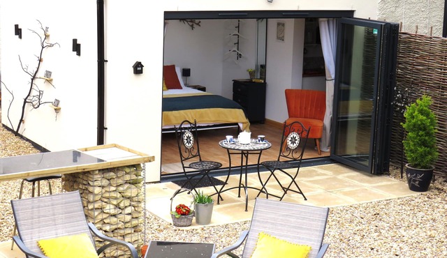 Private Garden Room - Rural Village