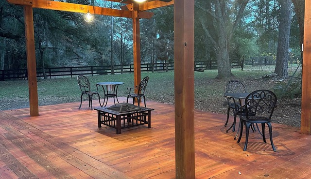 Private Gated Cottage 1,700 sqft hot tub, garden, oak and fruit trees.