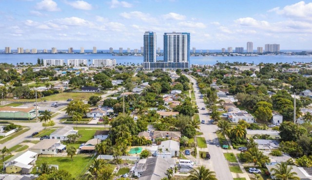 Private Gated Home Near the Beach Pet Friendly