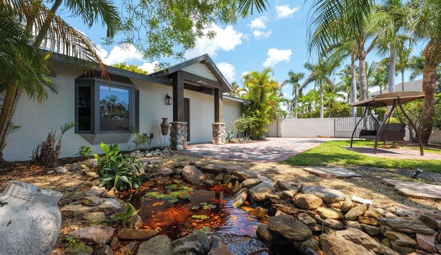 🏝Private Gated Home w/heated pool - a 1 minute walk to St Armands Circle🏖