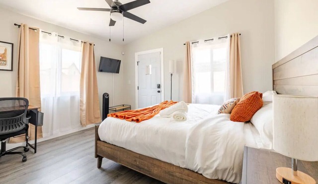 Private Gated Studio - King Bed - W/D - Near Hospitals